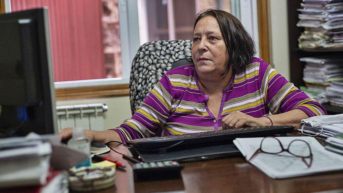 La decana de la abogacía de Ourense, Pilar López-Guerrero, trabajando ayer en su despacho.