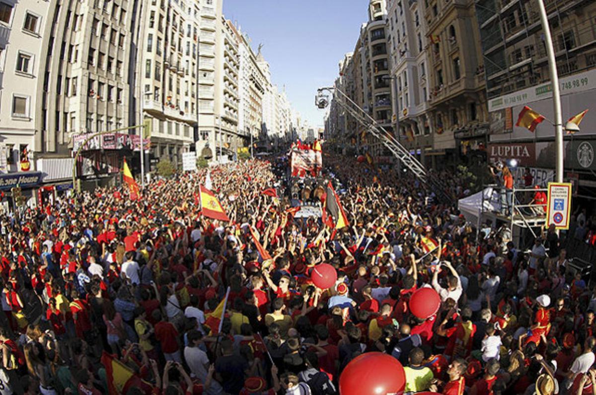 L’autobús amb els jugadors de la selecció espanyola a l’arribar a la plaça madrilenya de Cibeles, per a les celebracions per la consecució de l’Eurocopa.