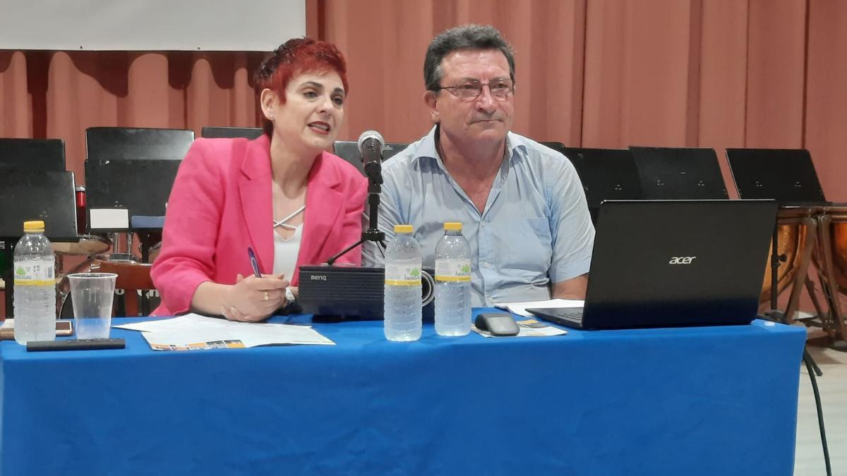 La portavoz de Compromís Alfafra, Amalia Esquerdo, presentó la conferencia de Vicent Gavarda.