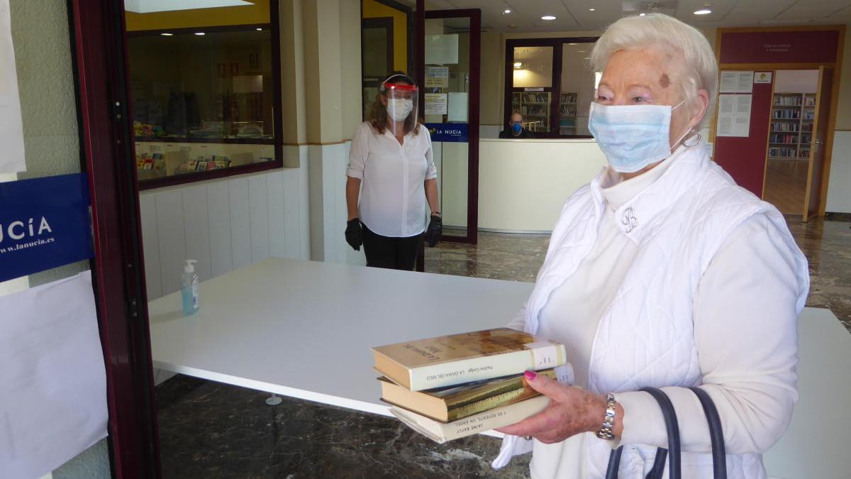 Usuaria acude a la biblioteca de Caravana a recoger un libro a préstamo.