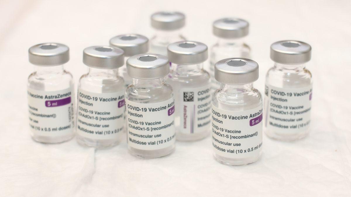 La vacuna de AstraZeneca queda paralizada en España debido a sus posibles efectos secundarios, como trombos y coágulos registrados en otros países.