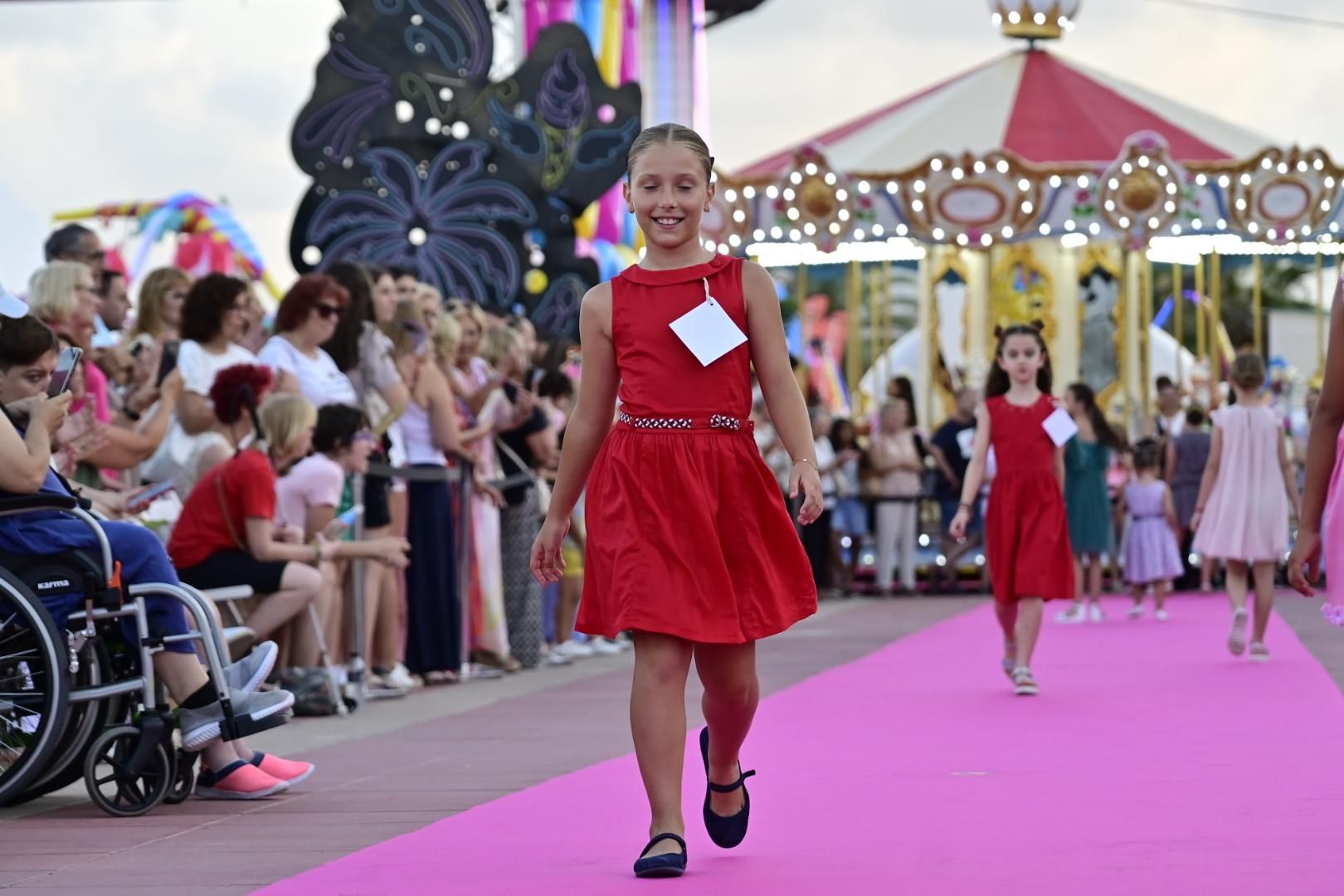 El Moll de Costa se viste de moda con el desfile solidario de Cáritas