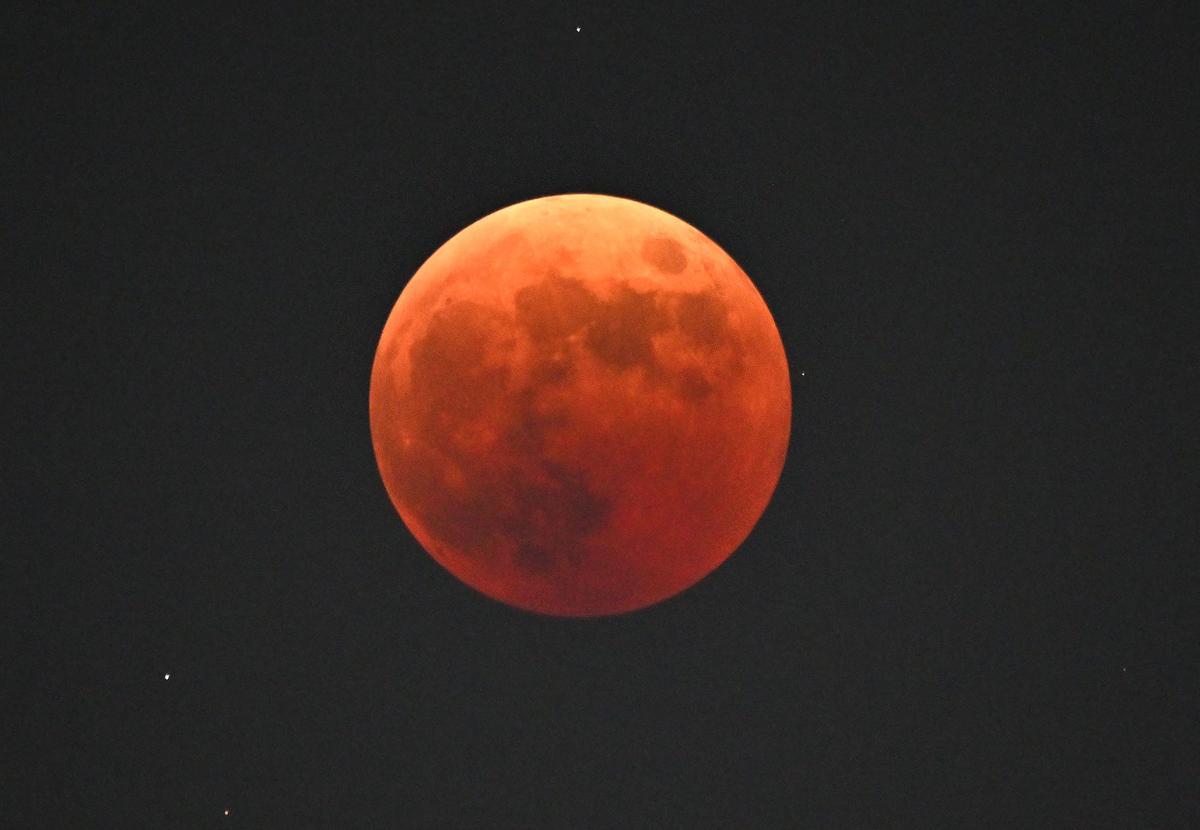 La luna llena de noviembre 2022 llega con eclipse lunar