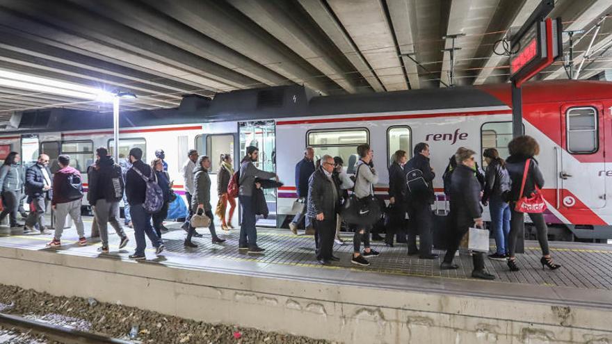 Usuarios bajan de un tren de Cercanías en la estación de Orihuela-Miguel Hernández.