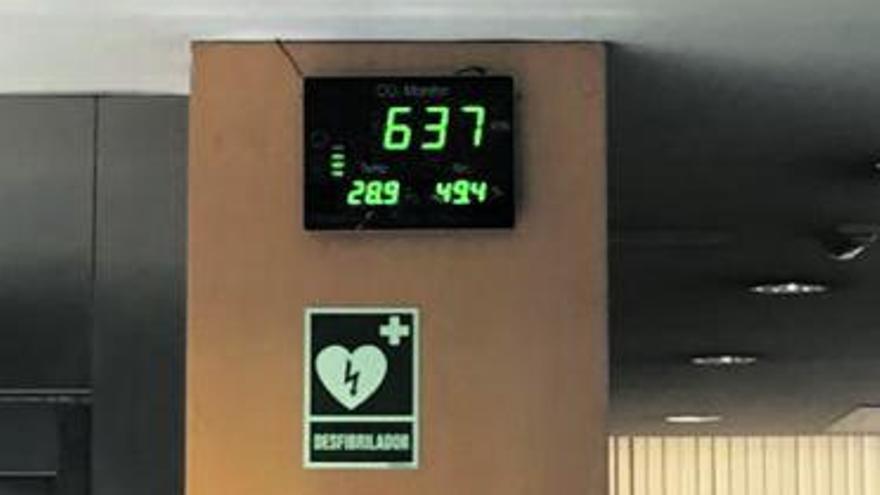 Un termómetro marca 28,9 grados en la planta baja del edificio de la Consejería de Hacienda.