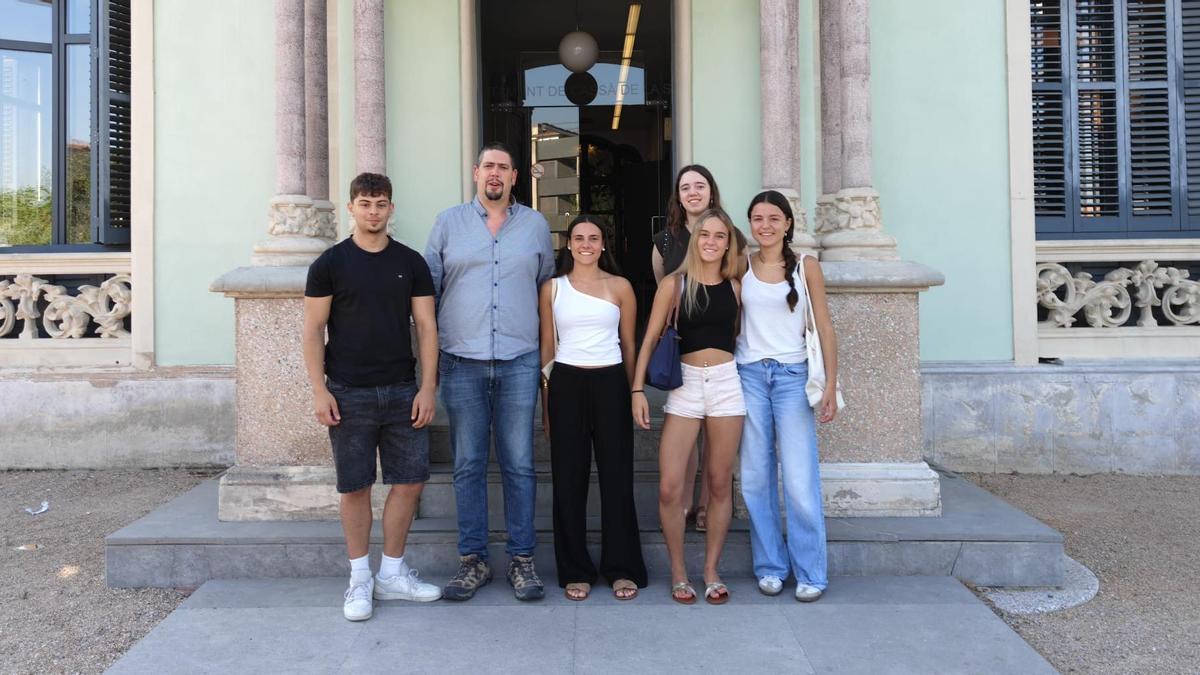 Quatre dels joves que participen en el programa amb l'alcalde, Pau Presas.