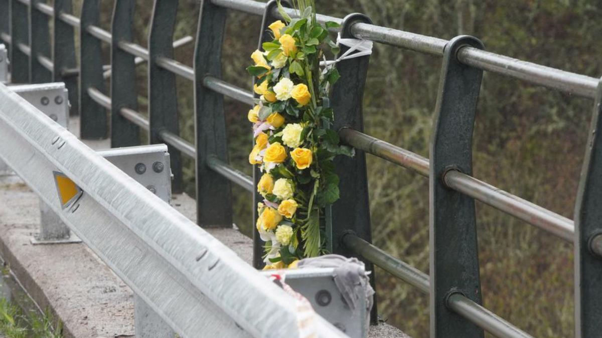 Tras el suceso se colocó un ramo de flores en el puente.