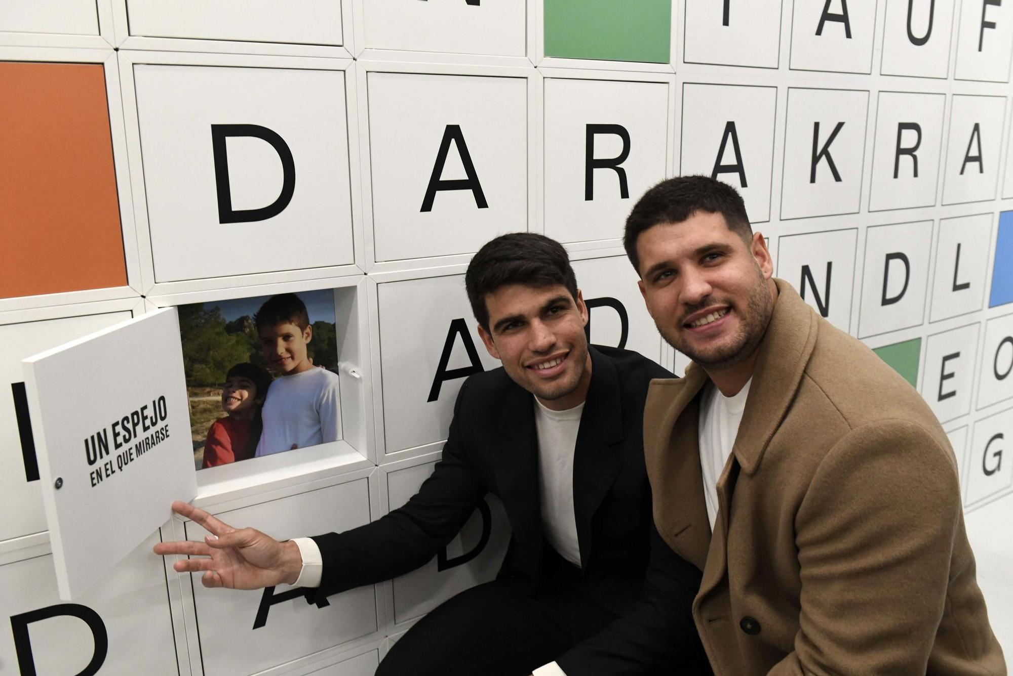 Así ha sido la inauguración de la exposición de Carlos Alcaraz en la Cárcel Vieja de Murcia