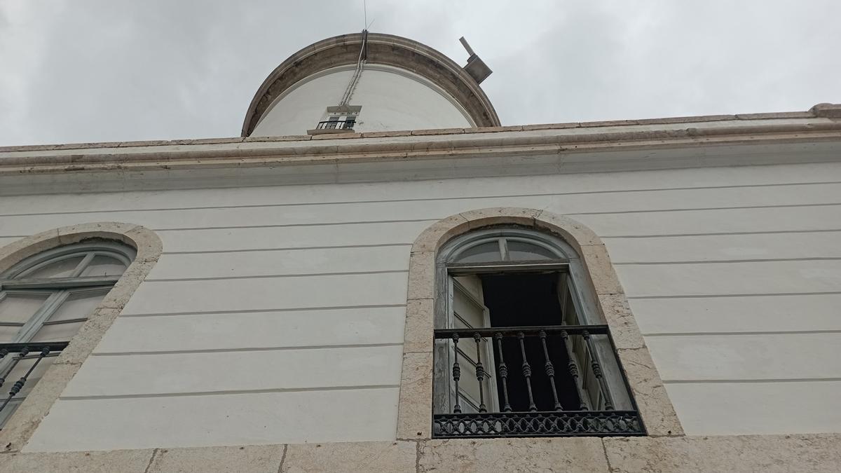 La ventana de la Farola permaneció sin cerrar ayer y antes de ayer, pese a las intensas lluvias.