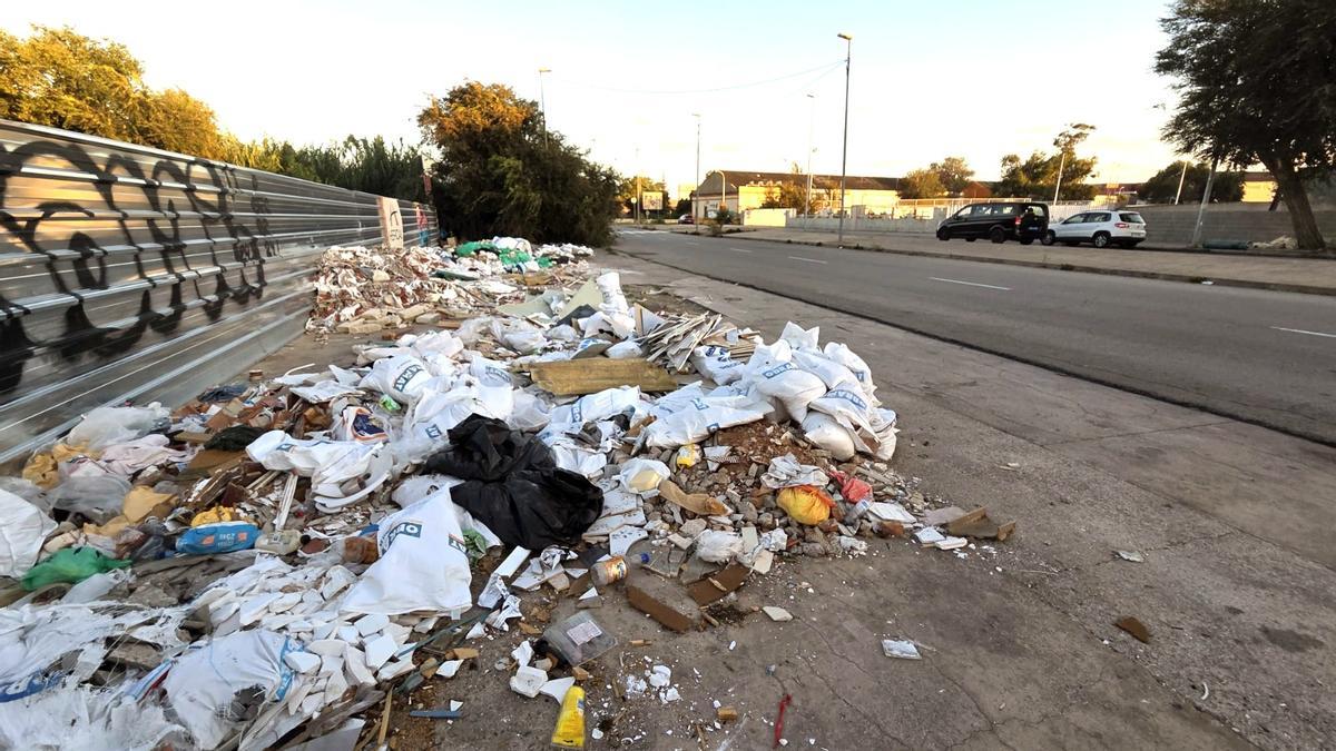Desechos y sacos de obra tirados en la calle Metal·lúrgia, en la Zona Franca de Barcelona, cerca del límite con L'Hospitalet.