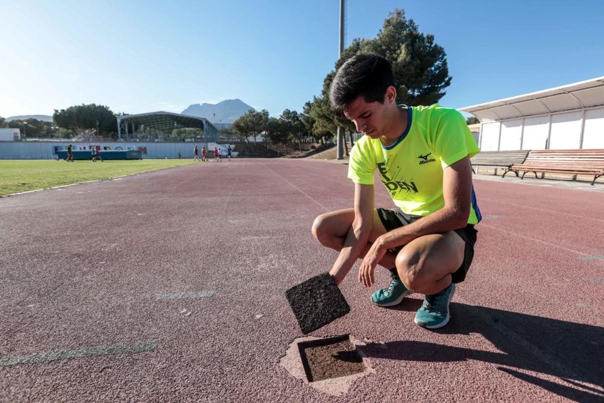Así está la pista del polideportivo municipal