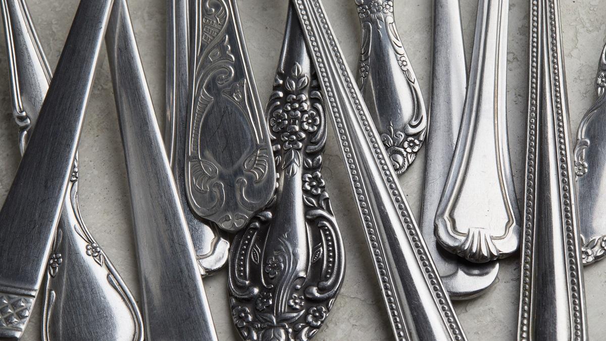 Cómo limpiar la plata para que tu vajilla luzca reluciente en Navidad.