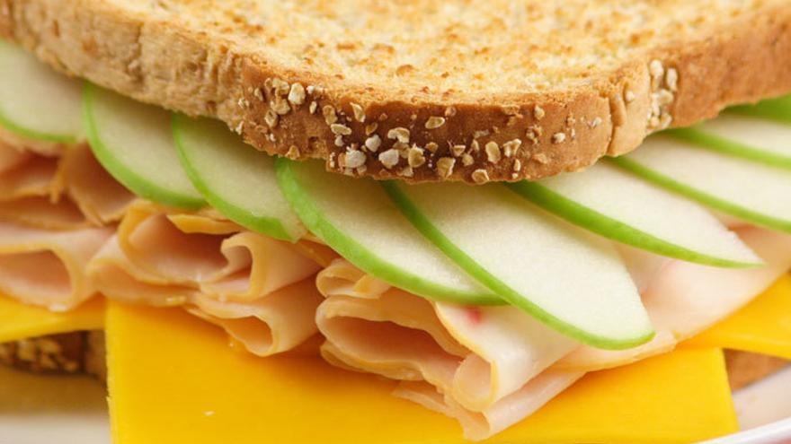 Sándwich de pavo con manzana