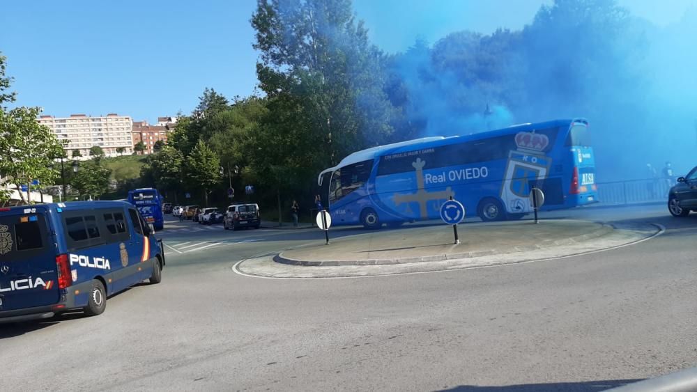 Salida de los jugadores del Real Oviedo hacia Gijón