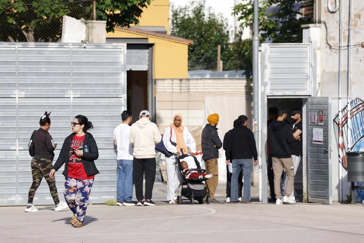 Les imatges de les cues a Salt davant l'oficina que assessora sobre la regularització extraordinària de migrants Les imatges de les cues a Salt davant l'oficina que assessora sobre la regularització extraordinària de migrants