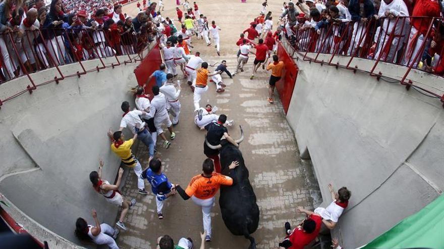 Los veloces toros de Jandilla corren un bonito encierro sin heridos de asta