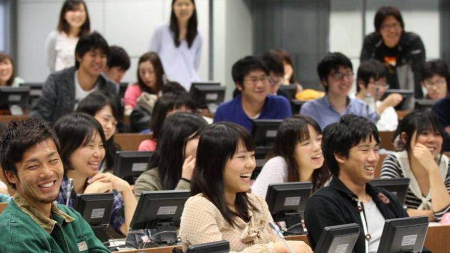 Japón confiesa que limitó el acceso de mujeres a los estudios de Medicina