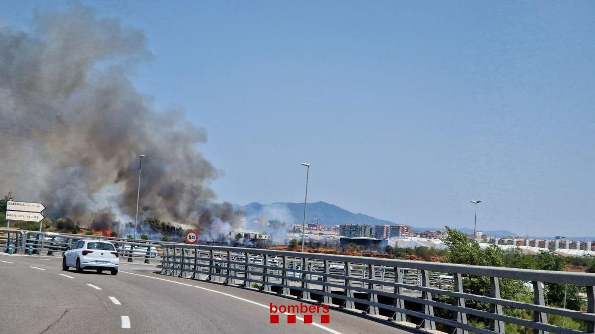Un espectacular incendi causa importants danys a l’aeroport de Sabadell Un espectacular incendi causa importants danys a l’aeroport de Sabadell