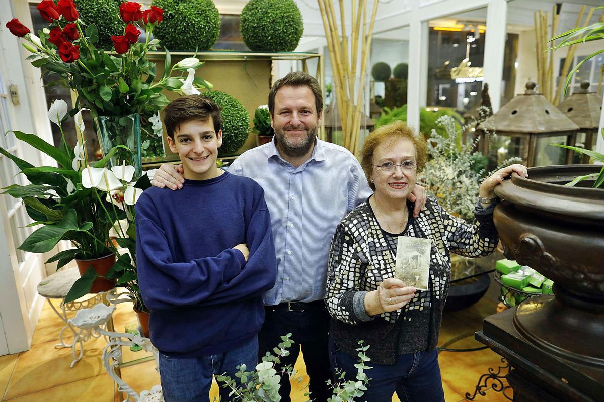 Amanda, nieta de la impul-
sora del negocio, con su hijo 
Carlos y su nieto.  m.a.montesinos