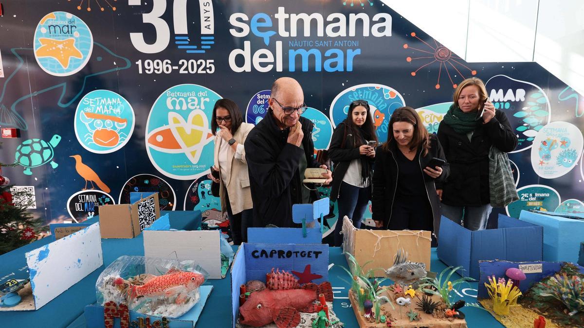 El jurado puntúa las mascotas presentadas por los alumnos.