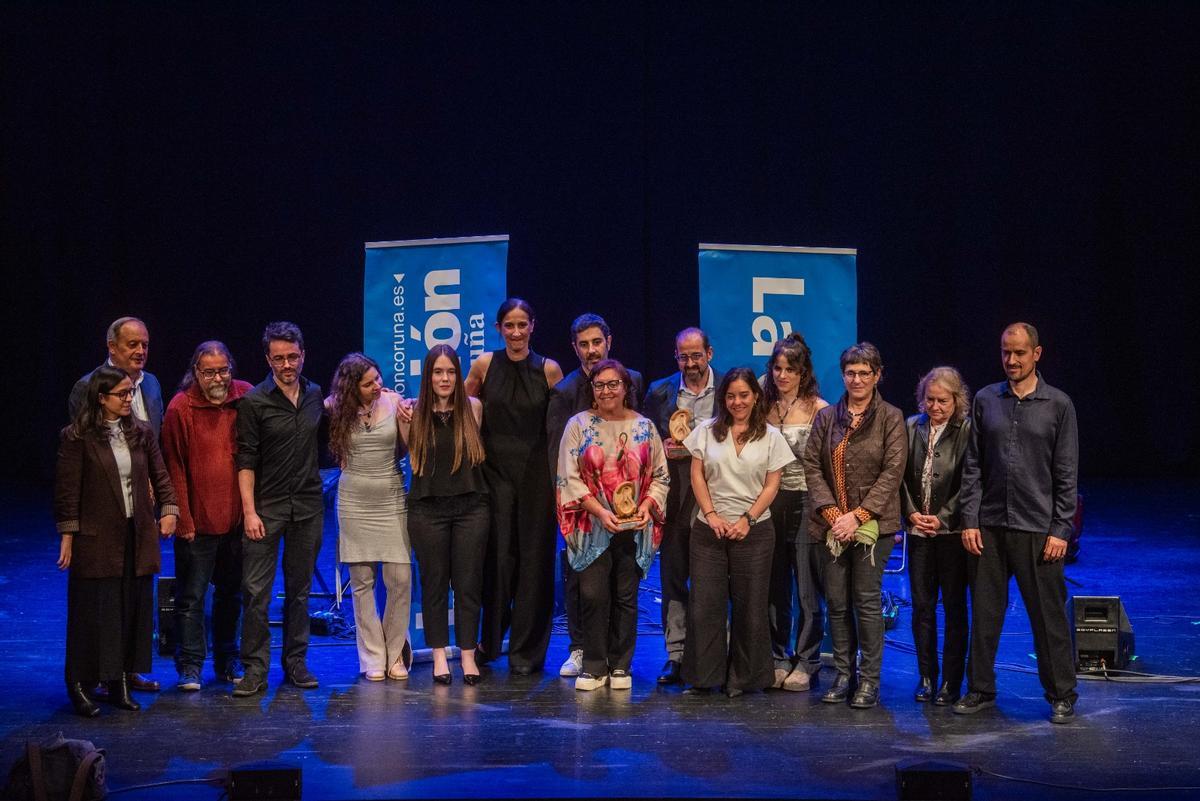 Foto de familia cos premiados nos XXV PREMIOS OPINIÓN da Música de Raíz.