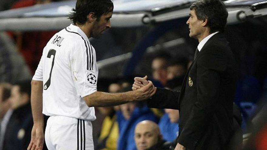 Raúl choca la mano a Juande Ramos en el momento de ser sustituido, ayer en el Bernabéu.