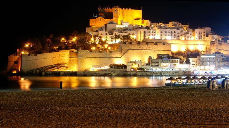 Imagen nocturna de la playa y el castillo de Peñiscola