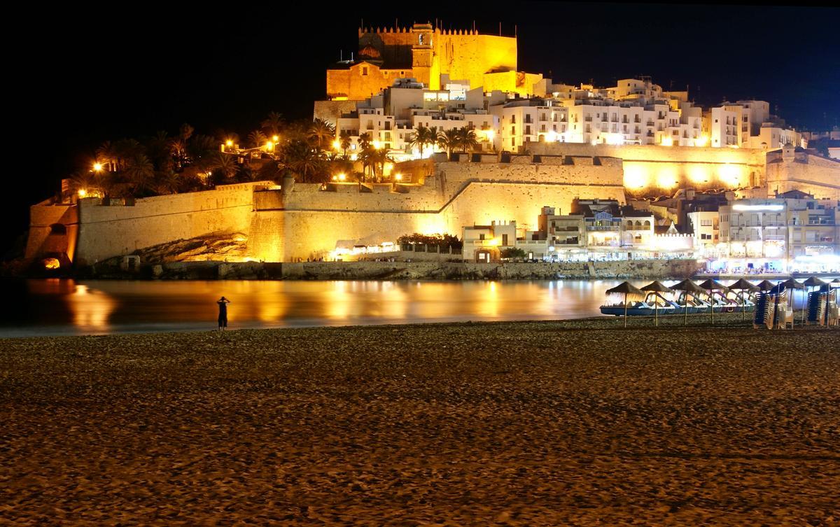 Imagen nocturna de la playa y castillo de Peñiscola