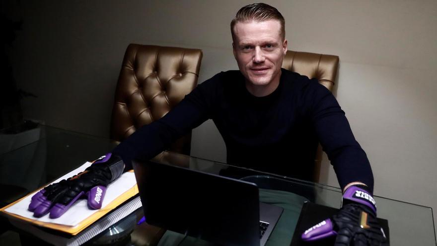 Alberto García posa en un despacho con los guantes de portero en una entrevista en 2020.