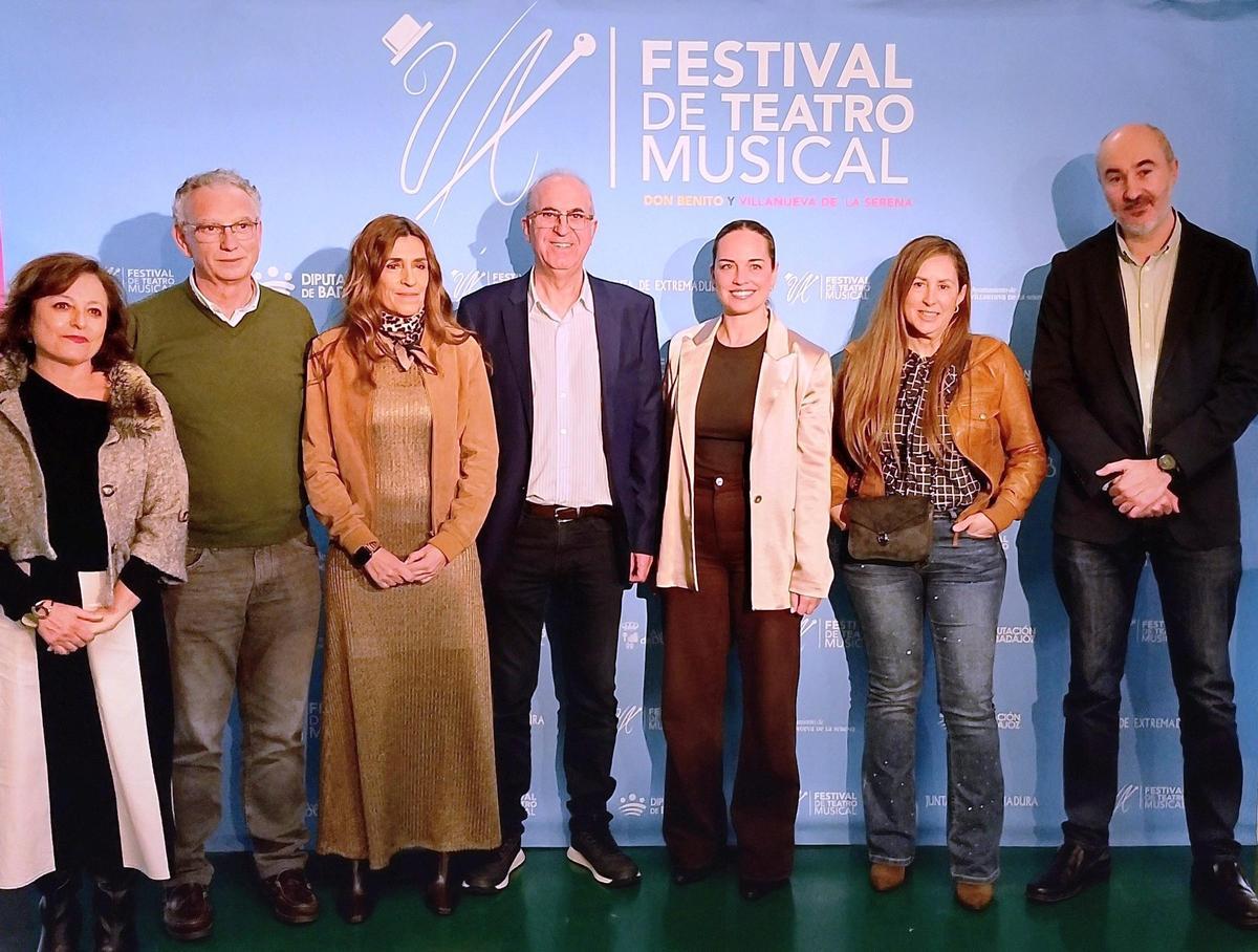 El director Juan Carlos Parejo y autoridades patrocinadoras del Festival, en su inauguración.