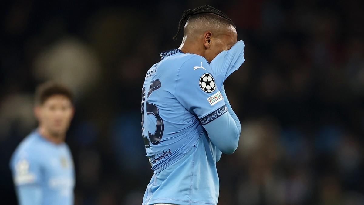 El defensor del Manchester City Manuel Akanji se lesionó ante el Madrid