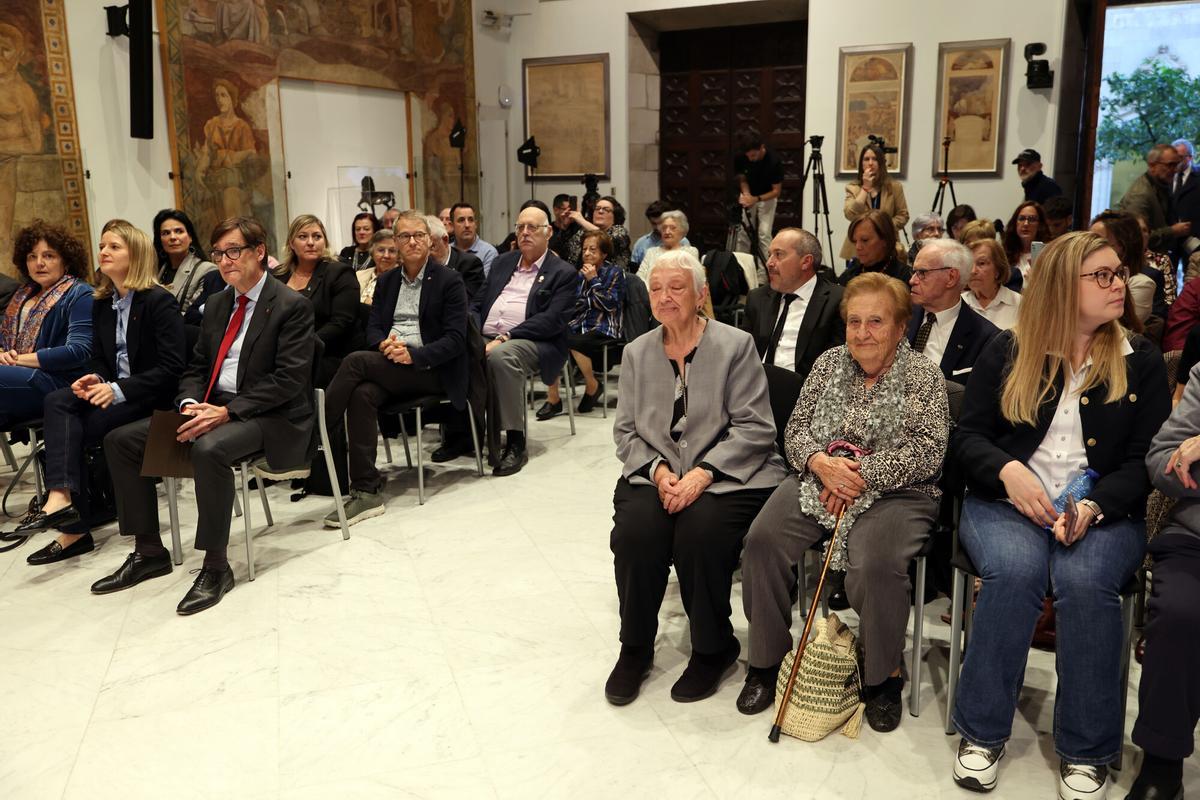 El president de la Generalitat, Salvador Illa, ha mantenido un encuentro en Palau con doce de las más de 3.000 personas centenarias en Cataluña, un récord en la esperanza de vida que, ha afirmado, representa un éxito de las políticas públicas.