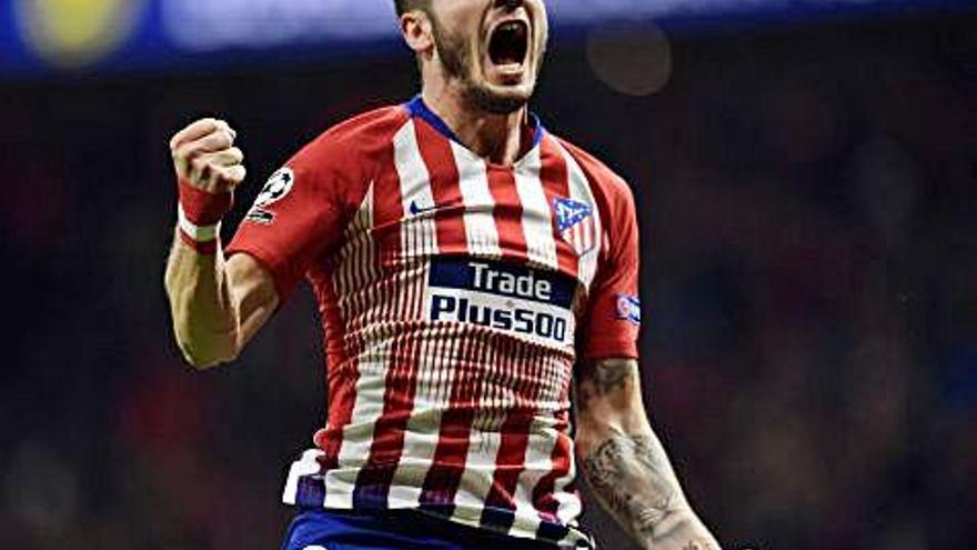 Saúl Níguez celebra el primer gol.