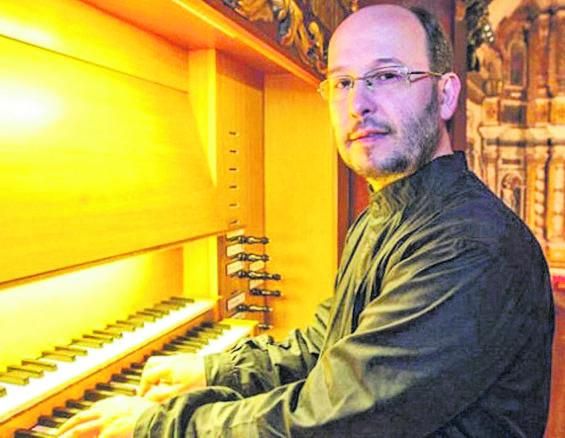 Miquel Bennàssar és un organista format a Basilea, titular i director artístic dels concerts d’orgue  de l’església parroquial. 