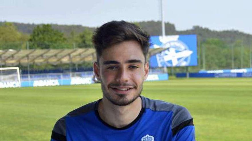 Blas Alonso posa en la ciudad deportiva de Abegondo.