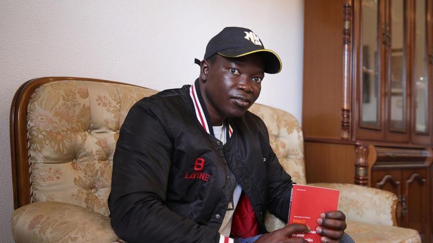 Ale, el senegalés que lee a Neruda, cumple sus sueños 7 años después de llegar en patera a Canarias