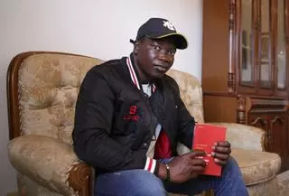 Ale, el senegalés que lee a Neruda, cumple sus sueños 7 años después de llegar en patera a Canarias
