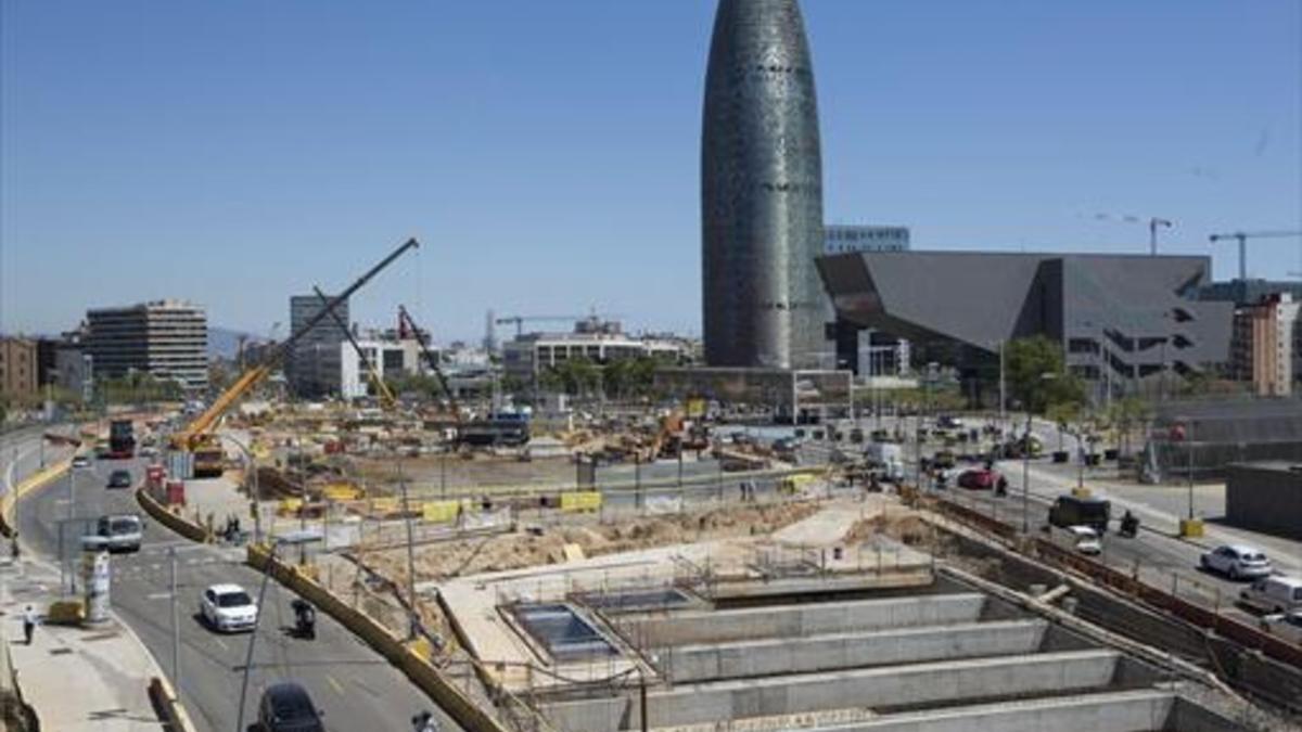 Desvíos 8La torre Agbar, al fondo, rodeada de las obras de la plaza de las Glòries.