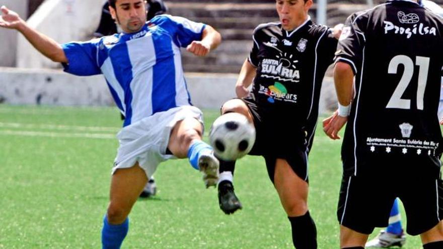 Un jugador del Atlético Baleares y del Santa Eulalia pugnan por el balón en el partido de ayer.