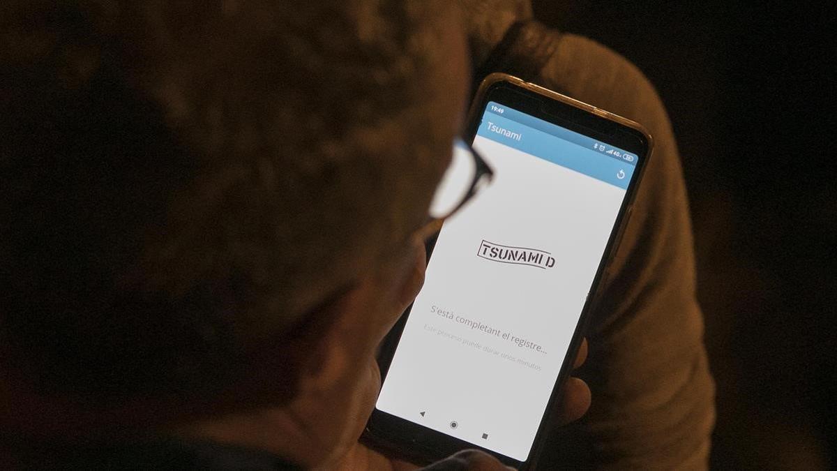 Usuarios consultan la ¿app¿ de Tsunami Democràtic, este jueves.
