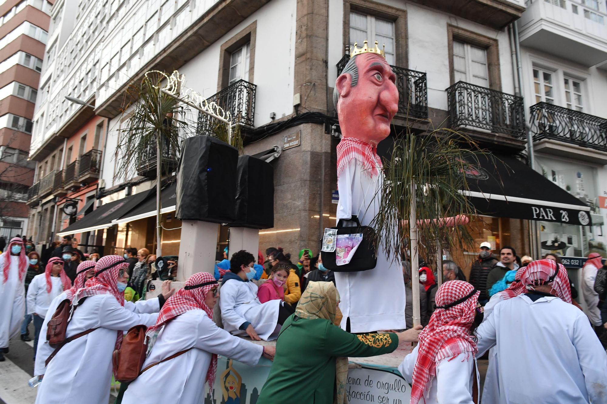 Martes de Carnaval: fiesta 'choqueira' en la calle de la Torre