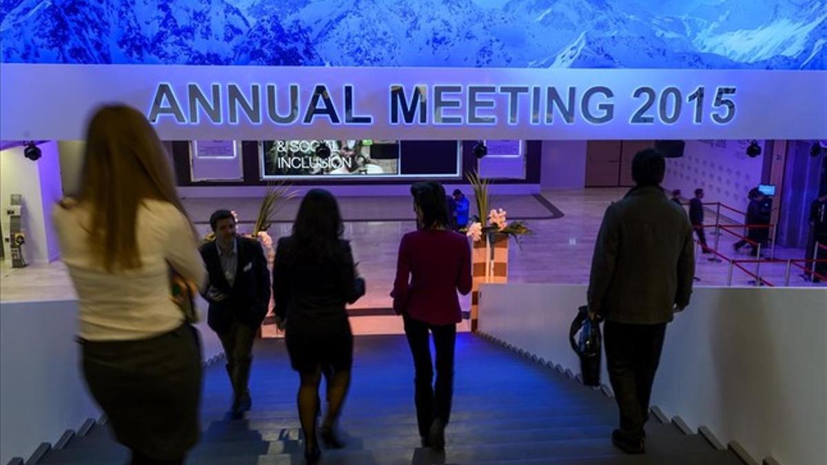 tfuentespeople enter the congress center in davos on janua150121105511