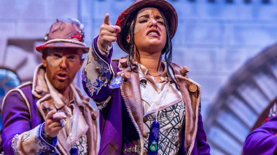 El Cervantes se viste de gala blanquiazul en la tercera semifinal del Carnaval