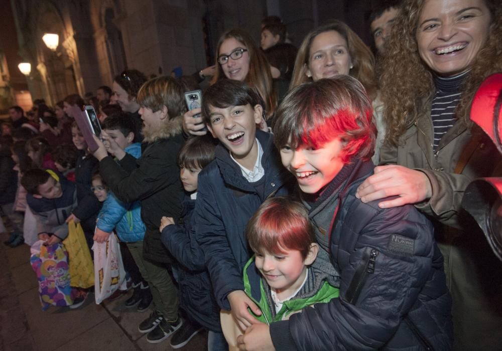 Melchor, Gaspar y Baltasar han recorrido los barrios de la ciudad con sus 13 carrozas y un total de 464 figurantes.