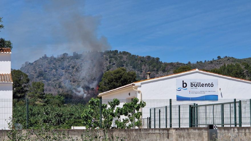 Controlado el incendio forestal en la sierra Mostalla de Pego