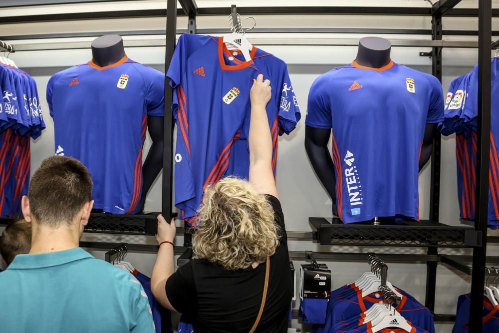 Presentación de la nueva camiseta del Real Oviedo