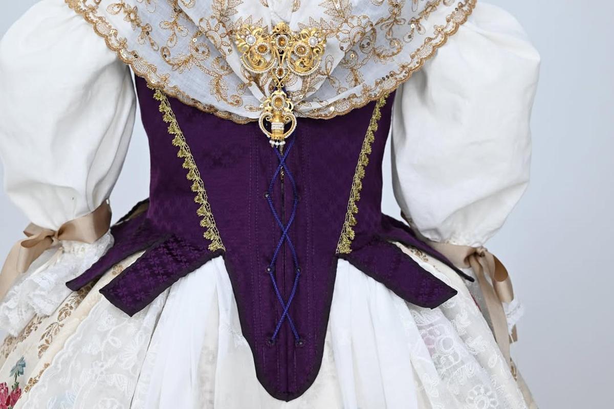 Los detalles del traje de la dansà de Marta Mercader Los detalles del traje de la dansà de Marta Mercader