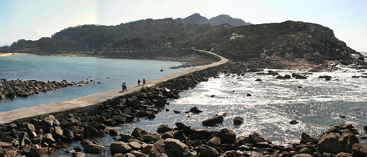 Fotografía panorámica del archipiélago de Cíes, con el Lago dos Nenos a la izquierda de la imagen