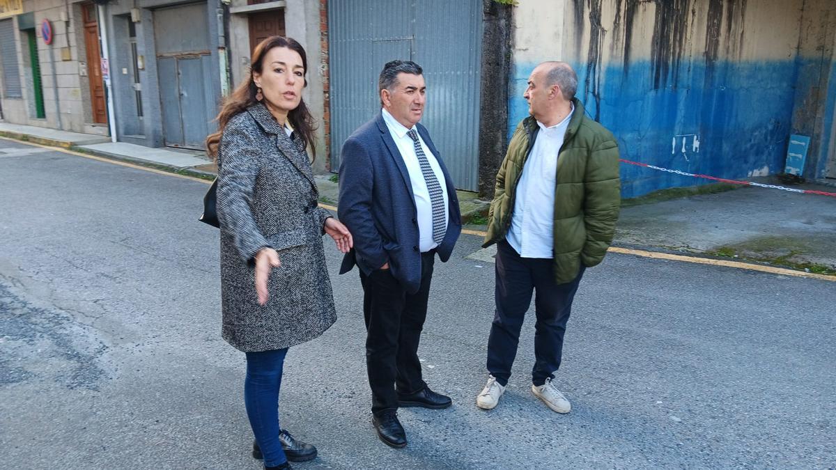 Ell diputado provincial Ricardo Martínez, entre la alcaldesa nacionalista Maite Tocino y su socio de gobierno, el socialista Roque Araújo.