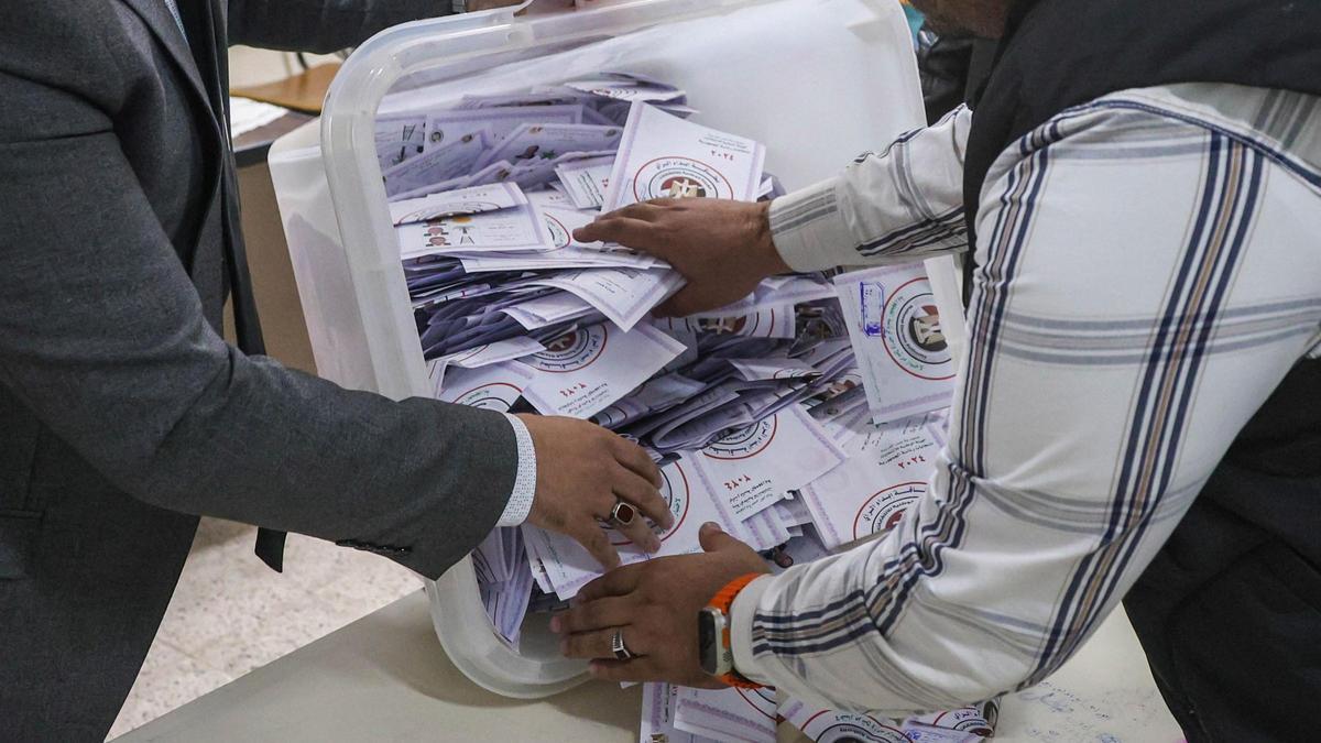 Inicio del recuento de los votos de las elecciones egipcias en un colegio electoral del Cairo.